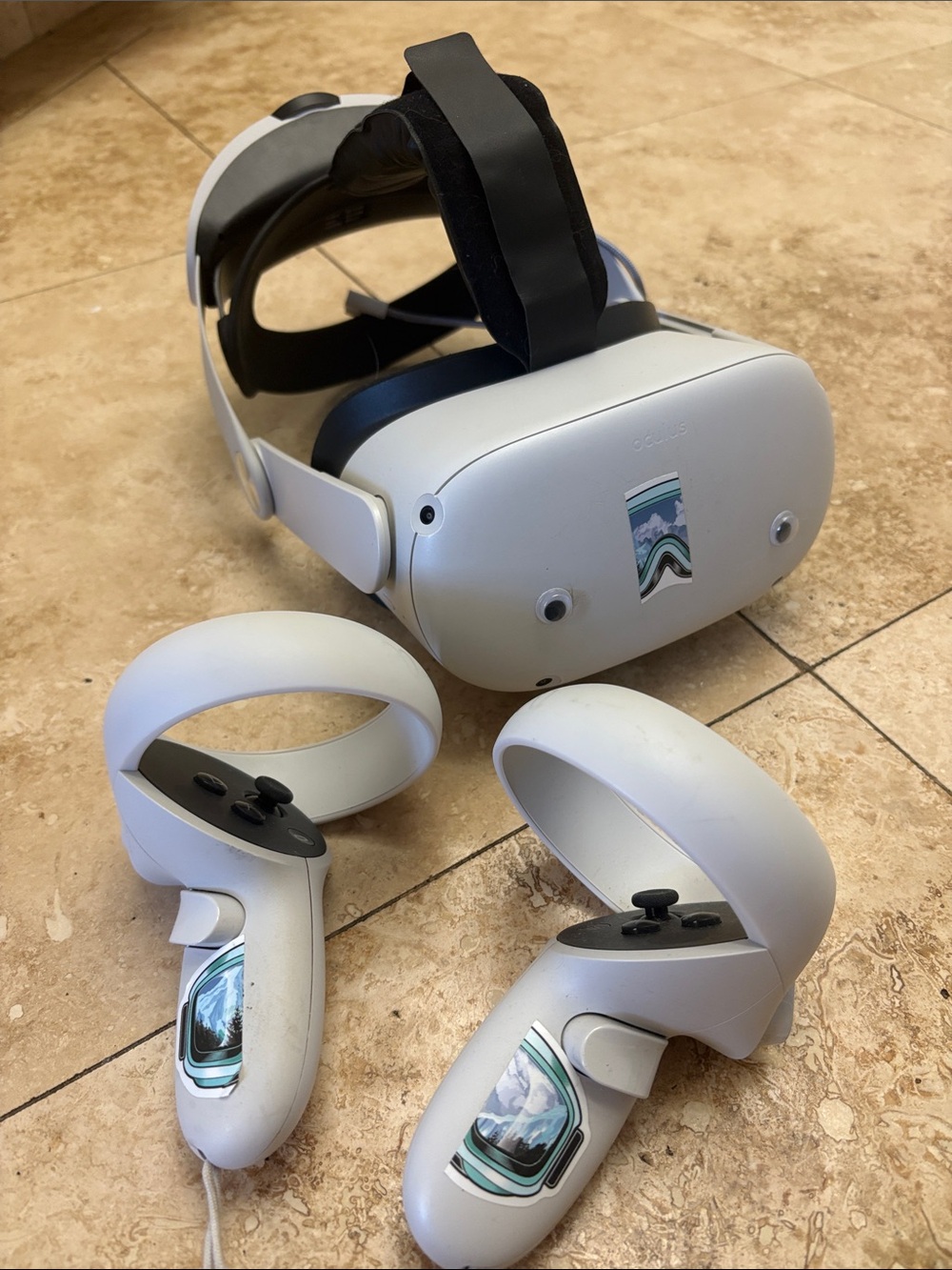 Oculus Quest 2 VR Headset White Controllers and rechargeable head strap battery